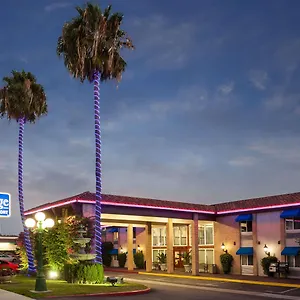 Hotel Travelodge By Wyndham Orange County Airport/